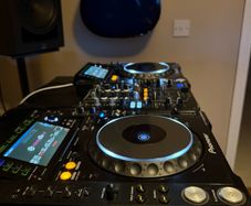 CDJ-2000 Nexus + Hard Cases