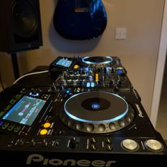 CDJ-2000 Nexus + Hard Cases