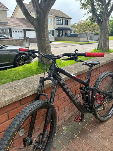 Full suspension mountain bike