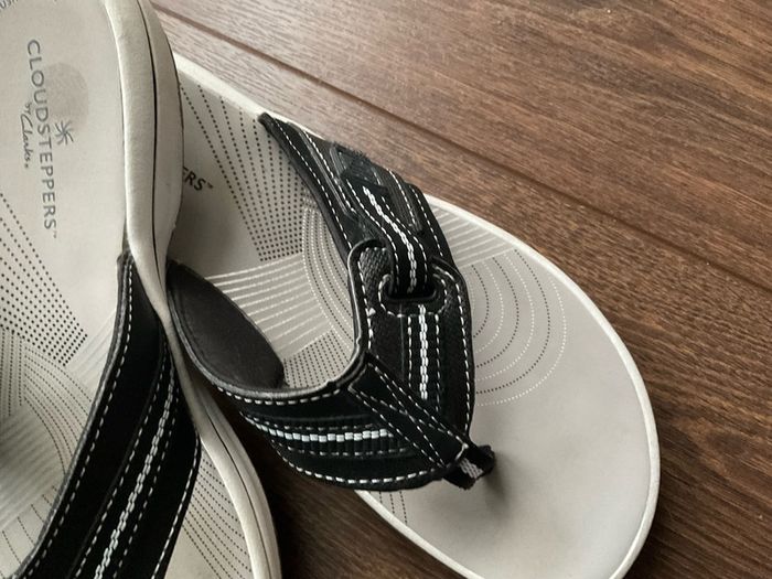 Clarks Cloudsteppers flip flops size 4
