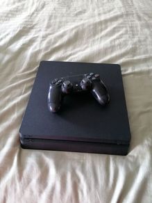 PlayStation 4 like new 1000gb plus controller
