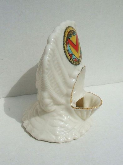 NEWPORT MON TOWN CRESTED CHINA VASE (Wiltshaw & Robinson Ltd, Stoke on Trent) - Carlton China shell with Newport town coat-of-arms (Wales)