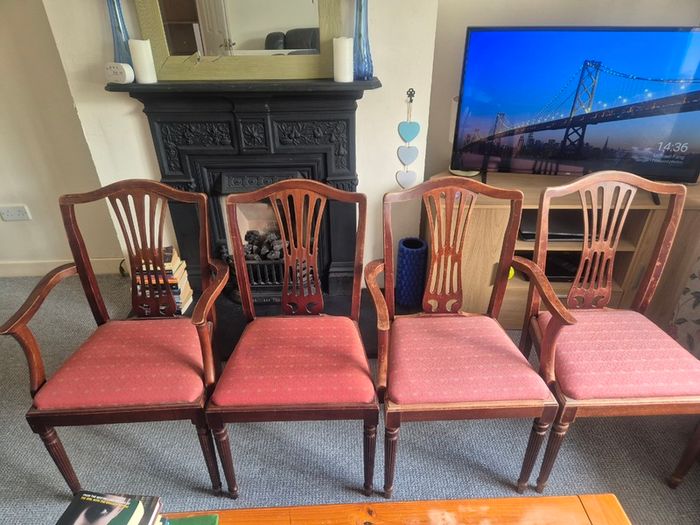 4 matching kitchen chairs