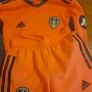 leeds United Age 7/8 goalkeeper shirt and shorts Image 4