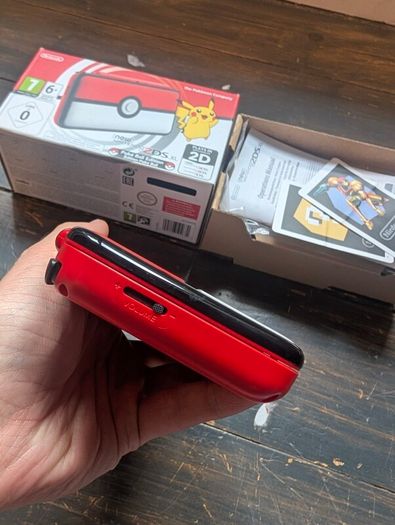 Nintendo 2DS XL - Pokemon Pokeball/Pikachu Edition Console