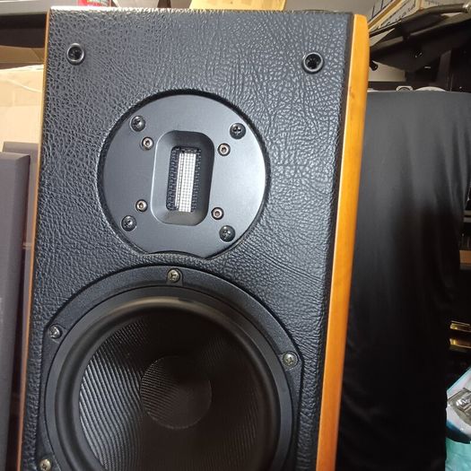 Hi End Audiophile Quality  Sonus Faber Grand Piano Domus Speakers - Gorgeous Hand Made in Italy  Stunning Real leather and piano Teak
