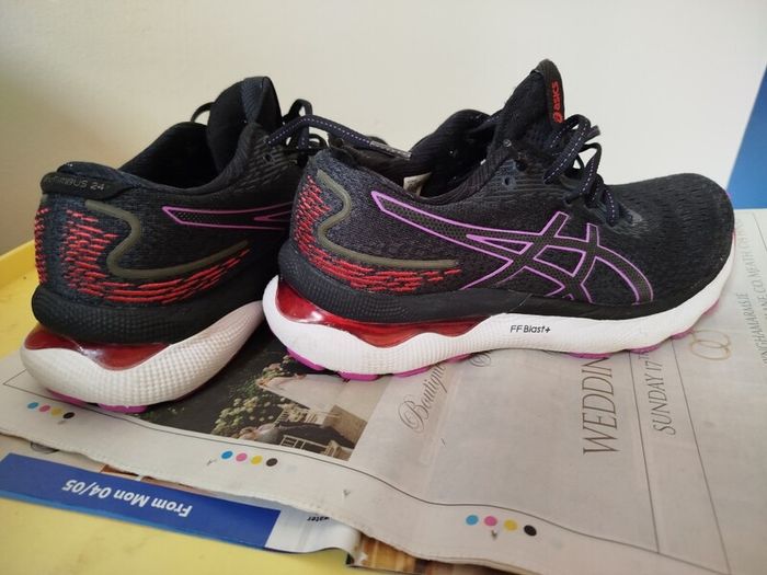 ASICS Gel Nimbus 24 Size 4