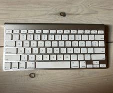 Apple wireless bluetooth keyboard in great condition