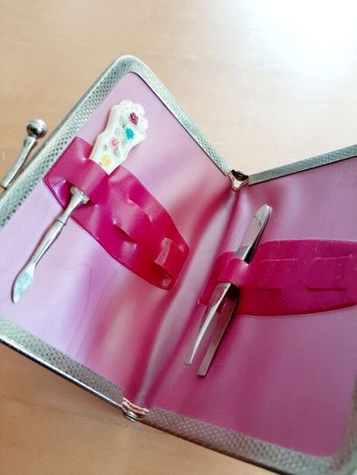 Vintage manicure compact