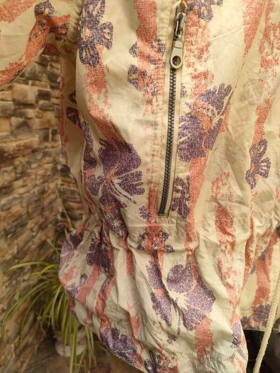Vintage 80s/90s Killtec windbreaker  Size 36 / Small  Light weight  Full zip 2 zip pockets  Draw strings at the waist