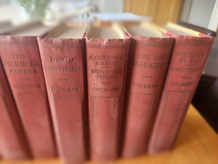 Charles Dickens Set Of 16 Hardback With Many Different Illustrators. See Photos For Same.this Is An Nice Set In Good Condition Featuring Over 20 Of His Famous Novels. See Photos For Same.