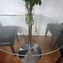 Round glass dinner table for 4 Image 2