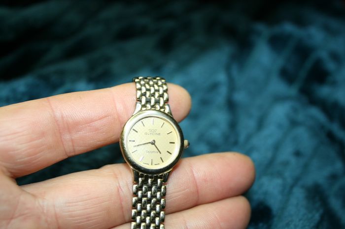 Glycine Gold Ladies Bracelet Watch SWISS Made fresh battery works fine
