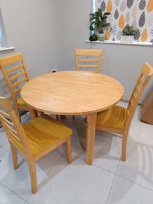 Extendable Table and 4 Chairs