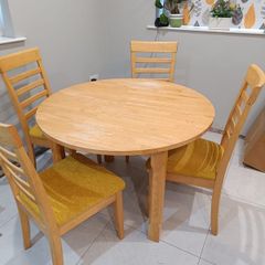 Extendable Table and 4 Chairs
