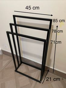 Standing towel rack
