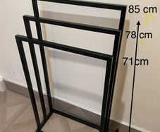 Standing towel rack