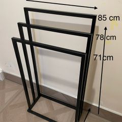 Standing towel rack