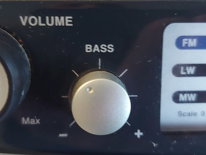 ROBERTS Classic 928, 3 Band Portable Radio with 4 FM Station Presets, Excellent condition, works perfect