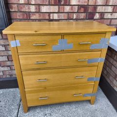 chest of drawers