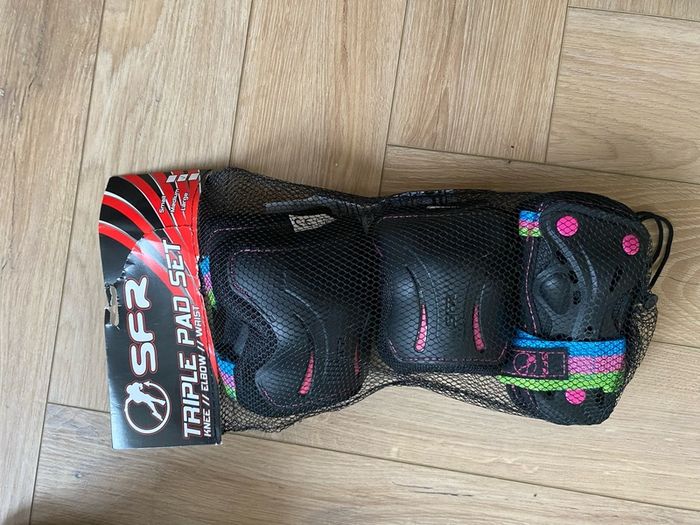 Children's Roller Skates size 4 with protective pads and box