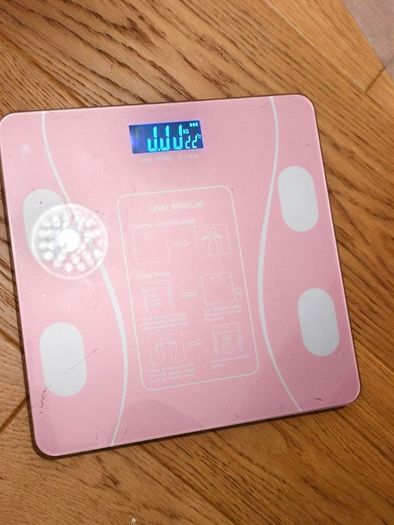 Glass bathroom scales pink