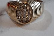 9ct gold ring With cluster diamonds hallmarked 375