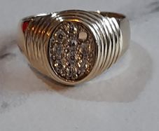 9ct gold ring With cluster diamonds hallmarked 375