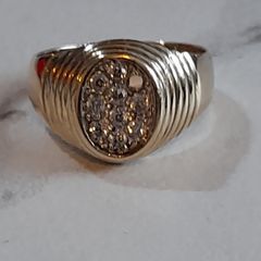 9ct gold ring With cluster diamonds hallmarked 375