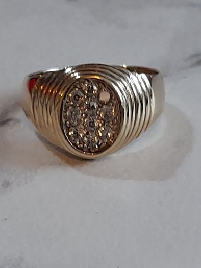 9ct gold ring With cluster diamonds hallmarked 375