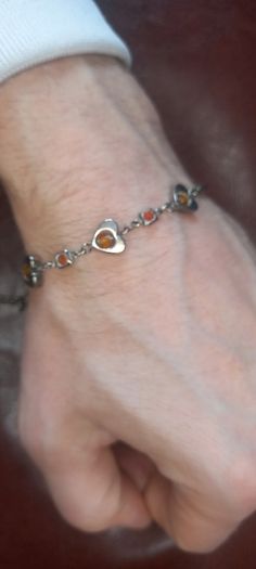 Vintage jewelry is sold individually for 5 to 10 euros