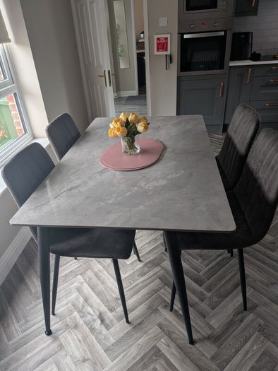 kitchen table - 4 chairs
