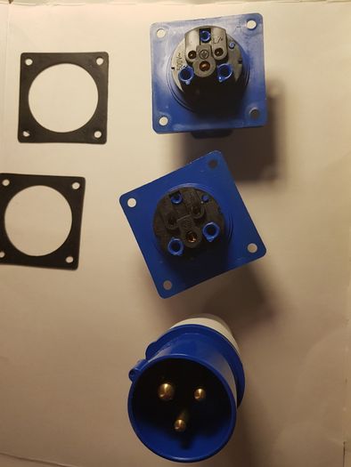 1 x.  16amp 16a blue site caravan connector socket plug male. And 2 x  female socket, suitable for  2.5 square cable