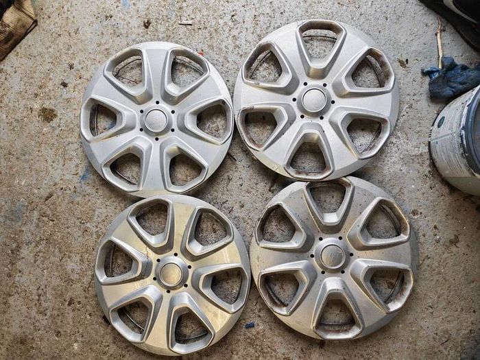 Ford hubcaps 15"