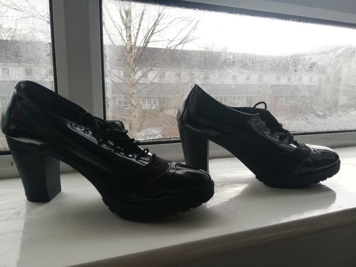 Women shoes - Size 39 (UK 7)
