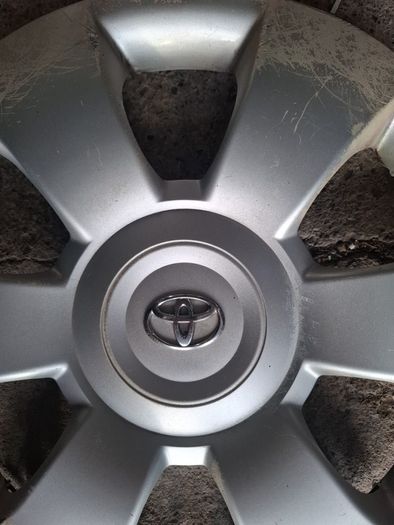 Toyota Yaris original wheel trim #2 with small crack