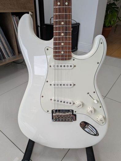 Fender Player Stratocaster electric guitar, Polar white