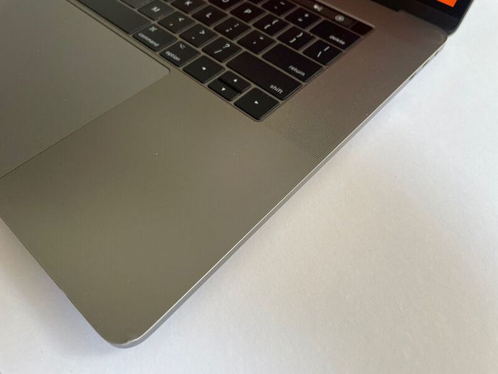2018 Apple 15" MacBook Pro A1990 Touch Bar Intel i7 8th Gen 16GB RAM 1TB SSD