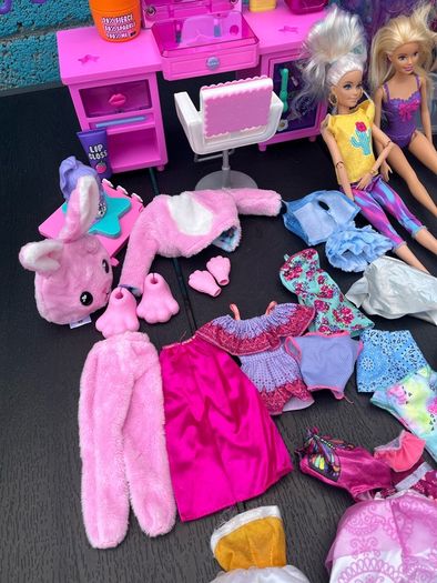 6 Barbie Dolls + Vanity Set + Clothes