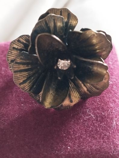 Beautiful vintage flower ring.
