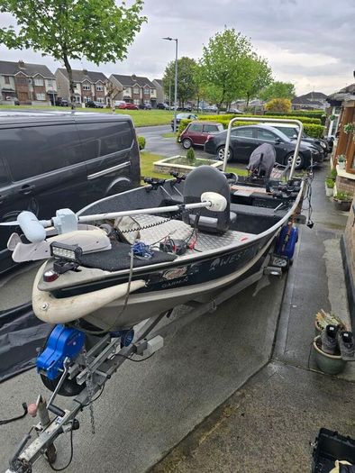 Boat "Lund 16ft Predator fishing boat with Livescope LVS32"