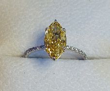 14k Gold ring with 2.29 ct Lab-Grown Diamond, 2.11 ct main yellow diamond cerified by IGI and Laser inscripted