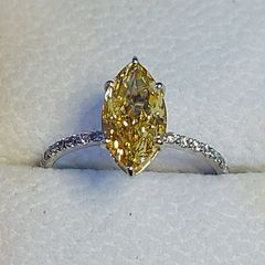 14k Gold ring with 2.29 ct Lab-Grown Diamond, 2.11 ct main yellow diamond cerified by IGI and Laser inscripted