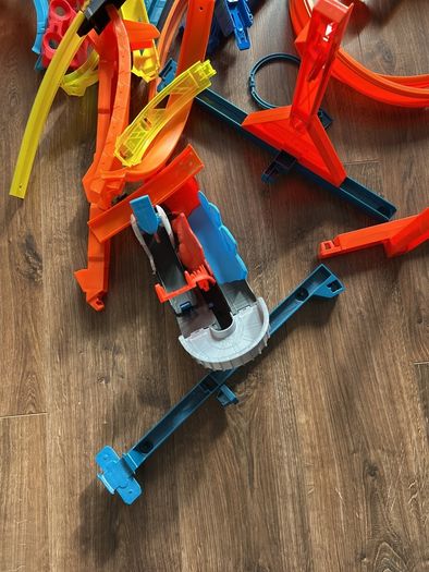 Hot Wheels Massive Look and tracks