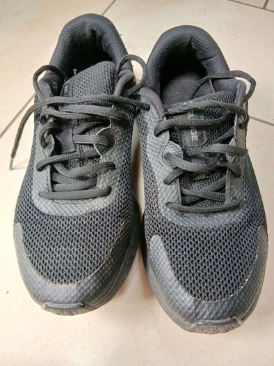 Under Armour school runners black 5 kids