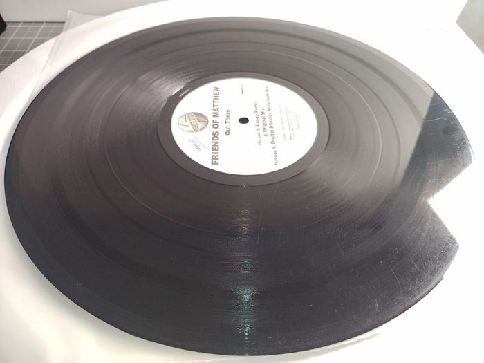 Friends Of Matthew - Out There! - Pulse-8 Records - Original Official Pressing! Quality Easrly 90s Breaks! Original Mix Condition: Excellent!