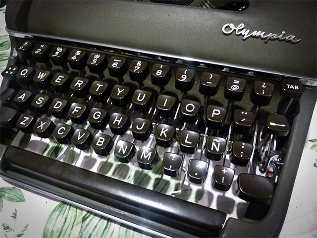 OLYMPIA SM3 typewriter working order
