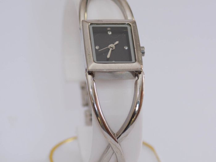 Vintage Avon Ladies Quartz Watch