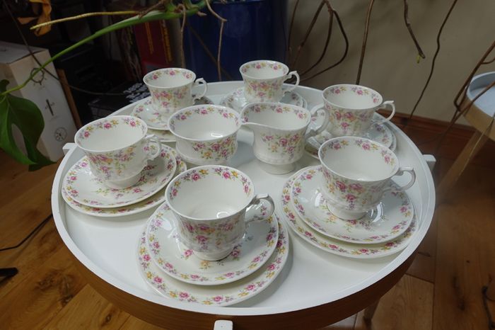 Vintage Elizabethan tee/coffee 6 person set