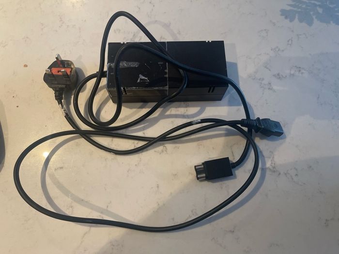 xbox one with 2 controllers Read description